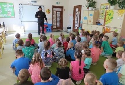 grupa dzieci przedszkolnych podczas wizyty kominiarza