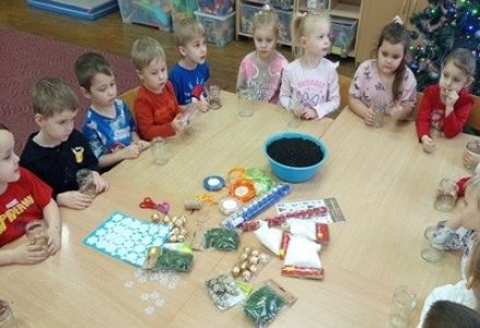 grupa dzieci przedszkolnych podczas warsztatów świątecznych z mamą Grzesia