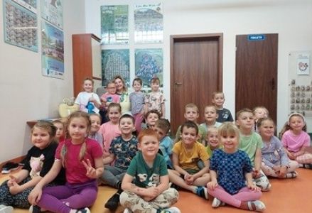 grupa dzieci przedszkolnych podczas spotkania z zaproszonymi gośćmi w ramach akcji "Cała Polska Czyta Dzieciom"