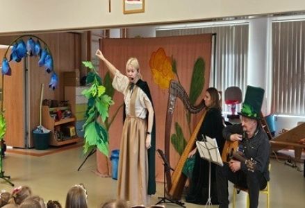Dzieci z grupy przedszkolnej podczas koncertu muzycznego teatru Kulturka