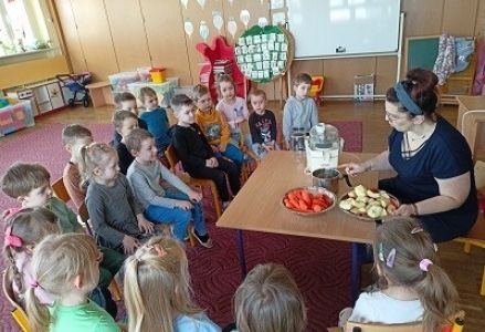 Grupa Misia Uszatka robi sok jabłkowo - marchewkowy 2023