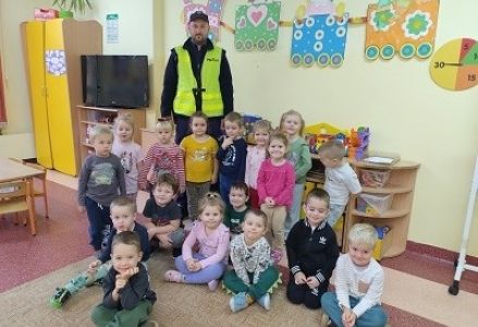 grupa dzieci przedszkolnych podczas wizyty policjantów
