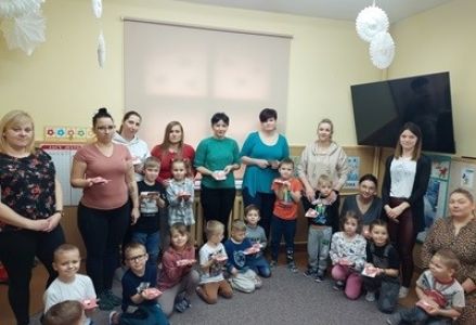 grupa dzieci podczas zajęć otwartych z rodzicami