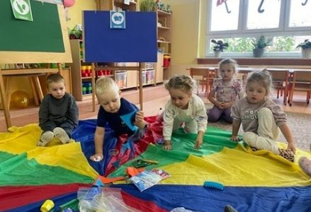 grupa dzieci przedszkolnych podczas zbierania śmieci w akcji Sprzątanie Świata 2025