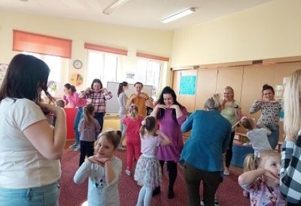 rodzice wspólnie z dziećmi wykonują piosenkę na powitanie