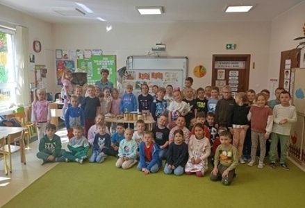 grupa dzieci przedszkolnych podczas wizyty pszczelarza u 6-latków