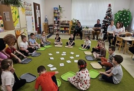 Zajęcie otwarte w grupie Muminków „Zabawy z porami roku” – zabawy literami, cyframi i wiatrakiem matematycznym 2024