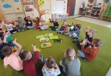 grupa dzieci podczas zajęć