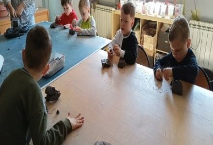 Grupa Misia Uszatka na warsztatach z gliną 2023