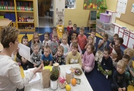 grupa dzieci przedszkolnych podczas zajęć z pielęgniarką na temat zdrowego odżywiania