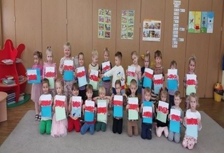 Dzieci z grupy przedszkolnej podczas zajęć na temat barw narodowych na temat baśni i bajek