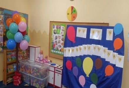 grupa dzieci przedszkolnych podczas obchodów Dnia Kropki 2025