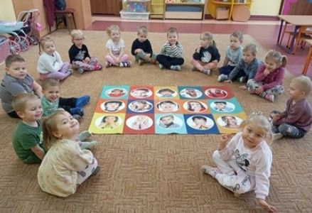 grupa dzieci przedszkolnych podczas zajęć o emocjach