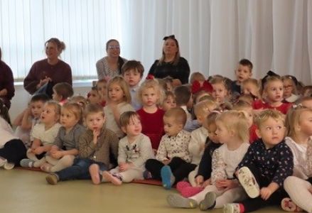 grupa dzieci przedszkolnych podczas wigilii przedszkolnej