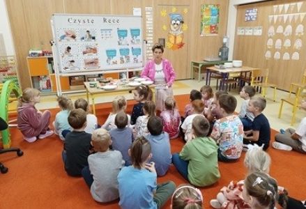 grupa dzieci przedszkolnych podczas zajęc z pielęgniarką dotyczących higieny