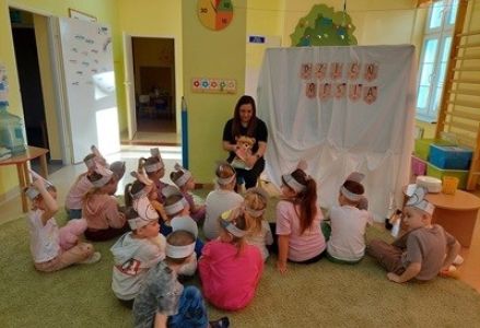 grupa dzieci przedszkolnych podczas obchodów Dnia Pluszowego Misia