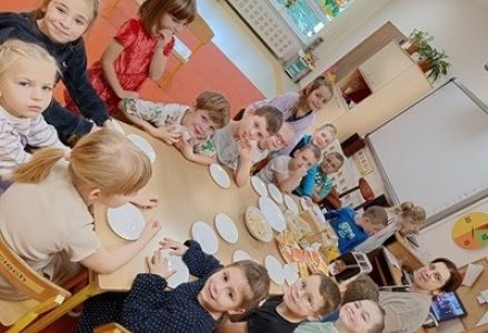 grupa dzieci przedszkolnych podczas zajęć kulinarnych