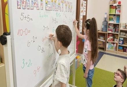 grupa dzieci podczas zajęć matematycznych