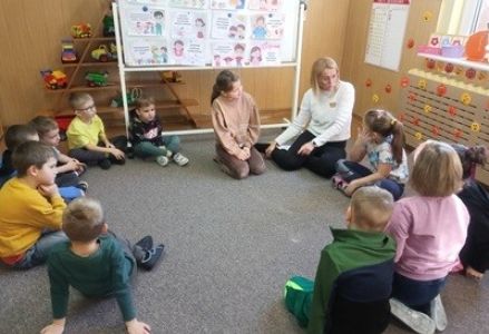 grupa dzieci przedszkolnych podczas obchodów Dnia Życzliwości
