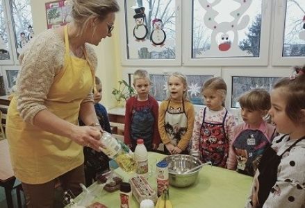 dzieci obserwują proces przygotowania ciasta