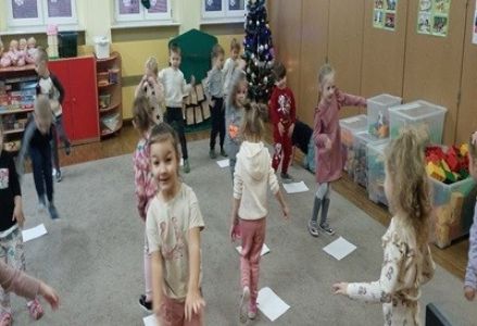 Dzieci z grupy przedszkolnej podczas zajęć matematycznych o tematyce świątecznej