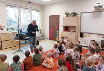 grupa dzieci przedszkolnych podczas warsztatów pt.: "Eksperymenty z dźwiękiem"
