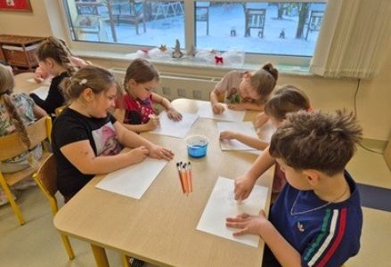 Dzieci z grupy Muminki podczas zabaw plastycznych