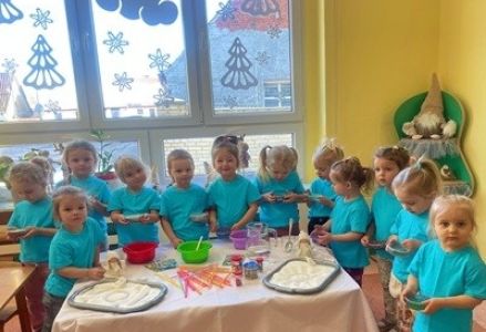 grupa dzieci przedszkolnych podczas zimowych zajęć sensorycznych