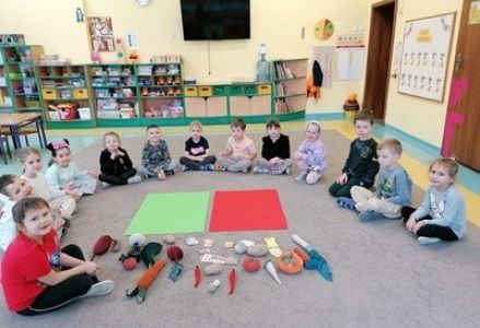 grupa dzieci przedszkolnych podczas zajęć o zdrowiu człowieka i prawidłowym dbaniu o higienę