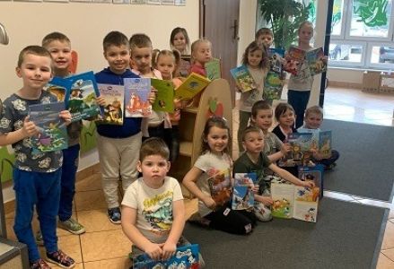 zdjęcie grupowe z książkami