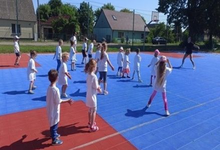 grupa dzieci przedszkolnych podczas zajęć fitness w ramach move week