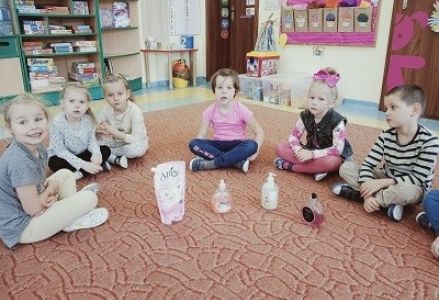 grupa dzieci zajęcia