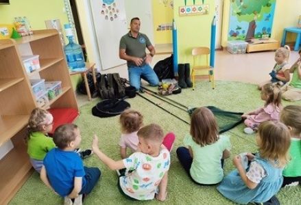 grupa dzieci przedszkolnych podczas spotkania z wędkarzem