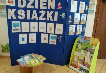 wystawa książek z parawanem z napisem światowy dzień książki
