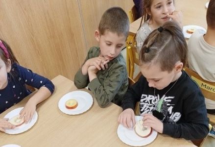 grupa dzieci przedszkolnych podczas zajęć kulinarnych