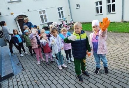 grupa dzieci przedszkolnych podczas akcji sprzątania świata 2024owej