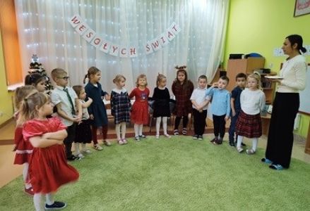 grupa dzieci przedszkolnych podczas wigilii przedszkolnej
