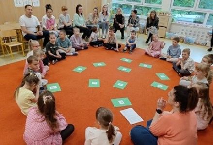 grupa dzieci przedszkolnych podczas wiosennych zajęć otwartych z rodzicami