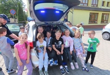 grupa dzieci przedszkolnych podczas czytania policjantów w ramach akcji Cała Polska Czyta Dzieciom 2025