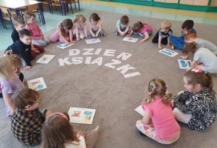 grupa dzieci przedszkolnych podczas zajęć o poszanowaniu książek