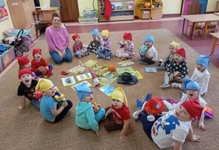 grupa dzieci przedszkolnych podczas obchodów Dnia Postaci z Bajek