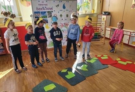 grupa dzieci podczas zajęć o ekologii