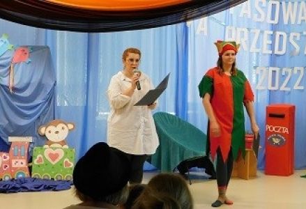 prowadzące rozpoczynają uroczystość