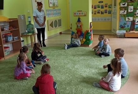 dzieci siedzą w kole
