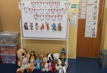 grupa dzieci przedszkolnych podczas obchodów Dnia Pluszowego Misia