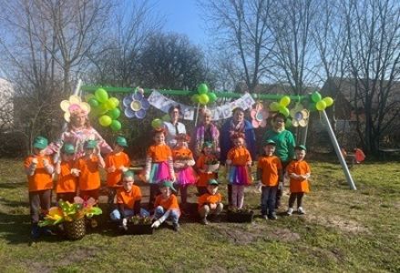 grupa dzieci przedszkolnych podczas obchodów Pierwszego Dnia Wiosny