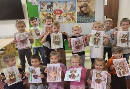 grupa dzieci przedszkolnych podczas zajęć dotyczących empatii do zwierząt