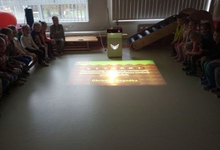 Czerwony Kapturek bawi się na podłodze interaktywnej 2023