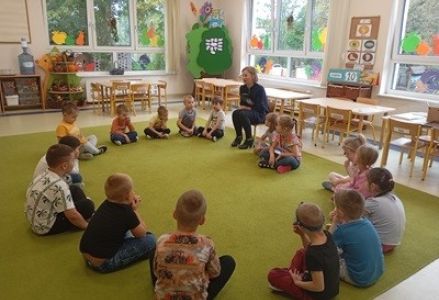 grupa dzieci przedszkolnych podczas spotkania z PSSE w Chodzieży