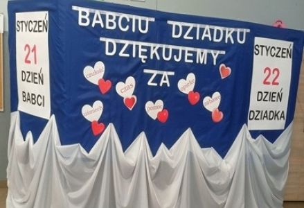grupa dzieci przedszkolnych podczas uroczystości z okazji babci i dziadka